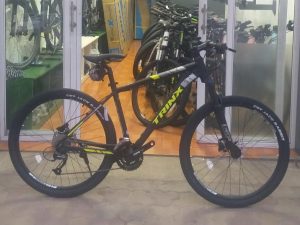 Xe dap dia hinh mtb Trinx D700 Elite 2022 den la - Xe đạp đường phố