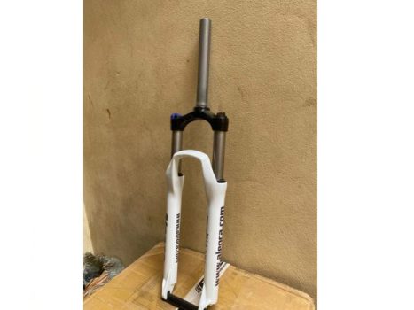 Phuoc suntour xcm aleoca 26 khoa vai trang 01 - Xe đạp đường phố