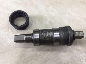 Trục giữa Shimano BB-UN26 cốt vuông (Chính hãng)