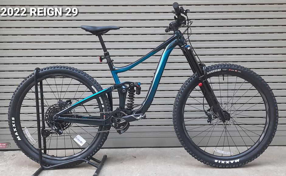 Xe đạp địa hình đổ đèo Giant REIGN 29 SX 2022 3 - Xe đạp đường phố Hình ảnh thực tế Giant REIGN 29 SX 2022 màu xanh đen