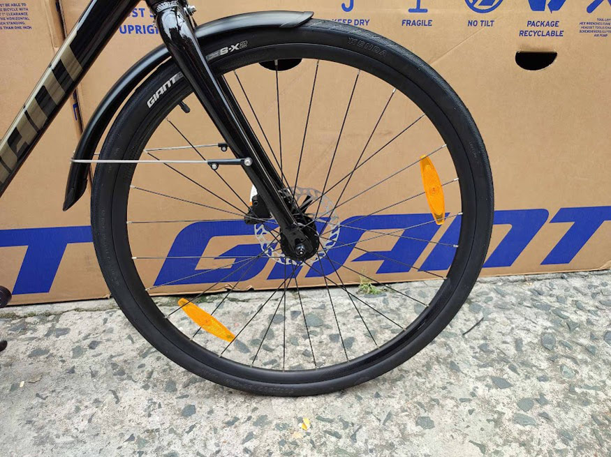 Xe đạp đường phố GIANT ESCAPE 2 CITY D 2024 10 - Xe đạp đường phố banh truoc xe dap duong pho giant escape 2 city D 2024 den - Xe đạp đường phố