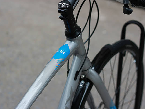 khung xe dap duong pho trinx free 24 city 2023 bac xanh 01 - Xe đạp đường phố