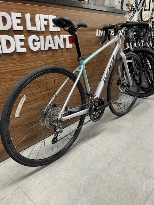 xe dap dua road giant speeder d1 2025 ghi xanh 02 - Xe đạp đường phố